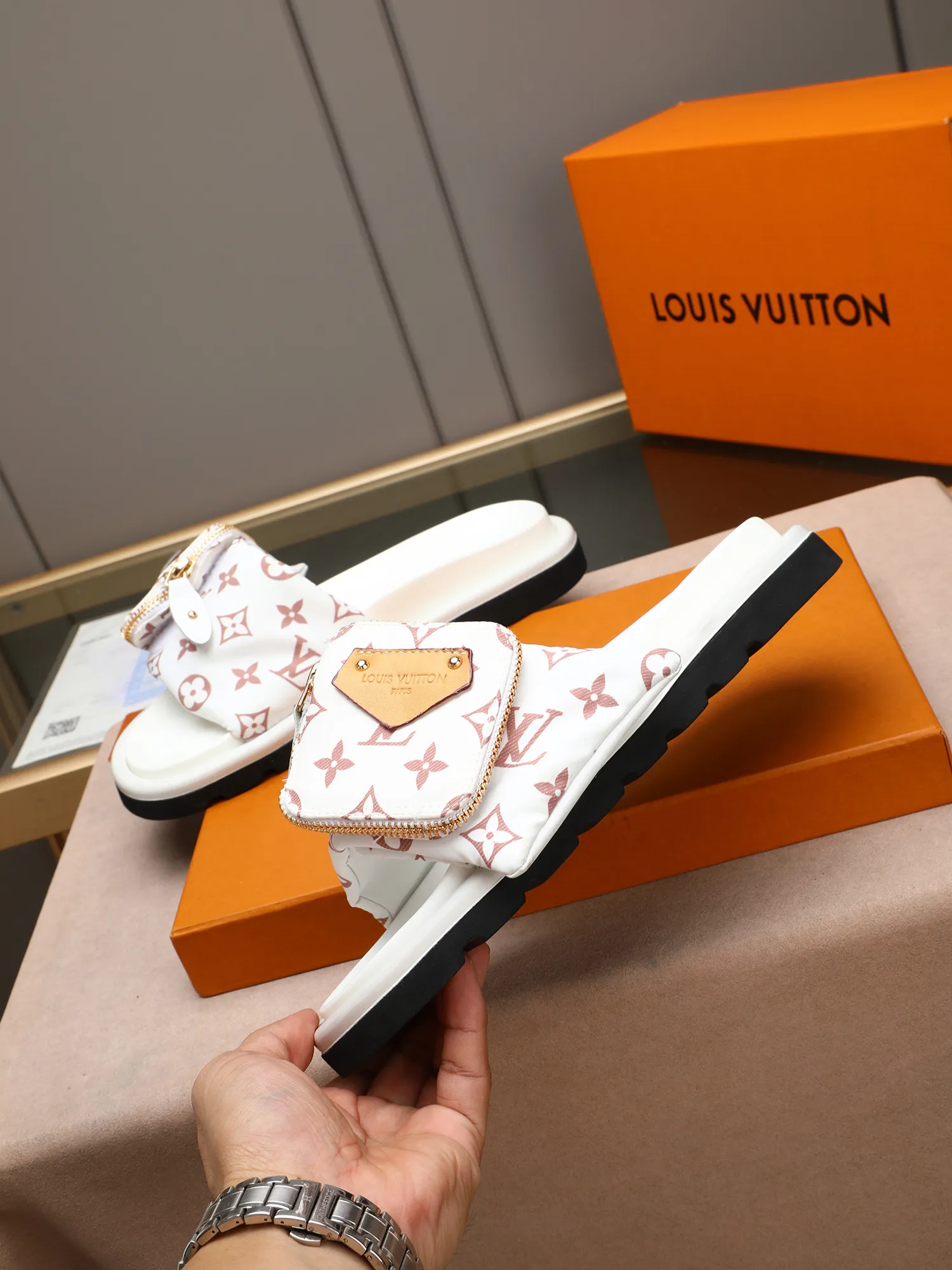 PP400 couple model with drawer box [LOUIS VUITTON] Louis Vuitton, the latest LV official website printed wallet and men's and women's slippers🔥🔥🔥 are now on the market. The drawer box is packed with cloth bags and cards. The upper pattern looks very soft and waxy, and it is a super versatile leg slimming tool. Fabric: Imported denim/down silk cotton embossed, official website pattern printing, lining: water-dyed sheepskin down filling, comfortable to wear, feet: high elastic PU water table. Sole: foam sole, heel height: about 5cm. Size 35-46, 35, 45 and 46 are custom-made and cannot be returned or exchanged. Color: multiple colors available.